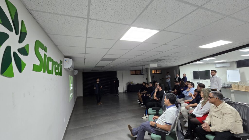 Imprensa-reunida-na-noite-de-segunda-feira-09-na-Agencia-SICREDI-SOMA-2-1024x577.jpg